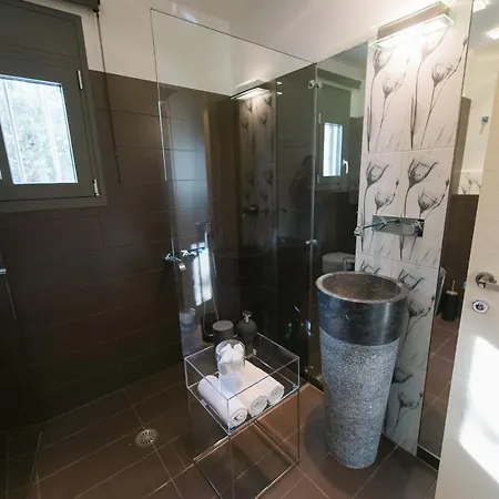 Elizabeth, The Ultimate Private Luxury Dijeliótika